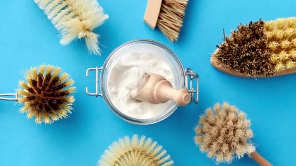 Brosses de nettoyage et poudre de soude avec cuillère dans le pot — Video