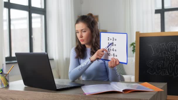 Mathelehrer mit Online-Unterricht am Laptop zu Hause — Stockvideo