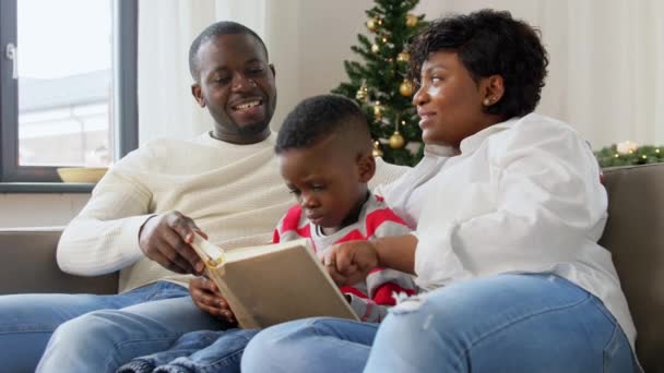 Livro de leitura da família africana sobre o Natal em casa — Vídeo de Stock