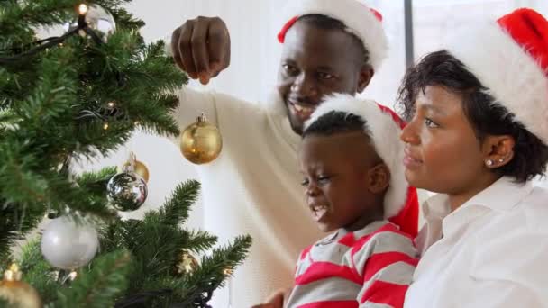 Família feliz decoração árvore de Natal em casa — Vídeo de Stock