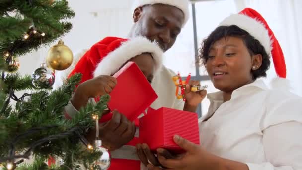 Familia africana abre regalo de Navidad en casa — Vídeos de Stock