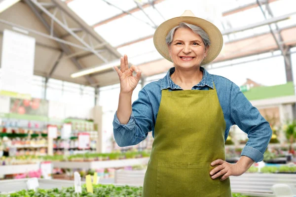 Mujer mayor mostrando gesto ok en tienda de jardín — Foto de Stock