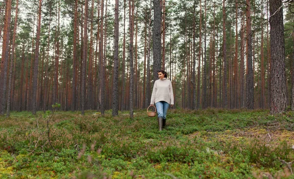 Donna con cesto raccolta funghi nel bosco — Foto Stock