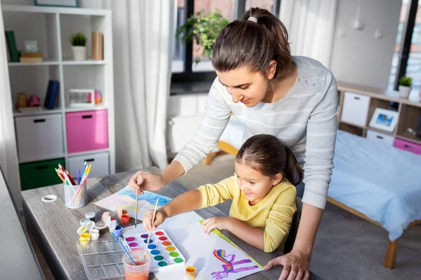 Mère avec petite fille dessin à la maison — Photo