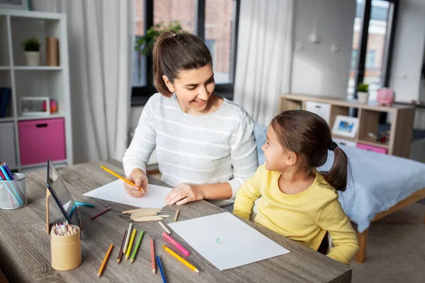 Mère avec petite fille dessin à la maison — Photo