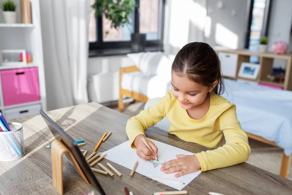 Liten flicka ritning med färgpennor hemma — Stockfoto