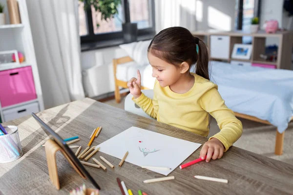 Liten flicka ritning med färgpennor hemma — Stockfoto