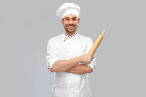 Felice chef o panettiere maschio sorridente con mattarello — Foto Stock