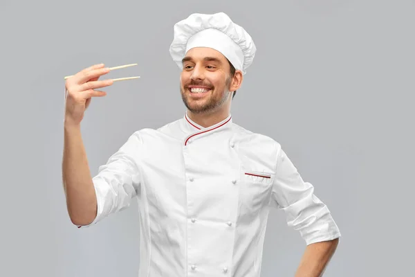 Glad leende manlig kock med ätpinnar — Stockfoto