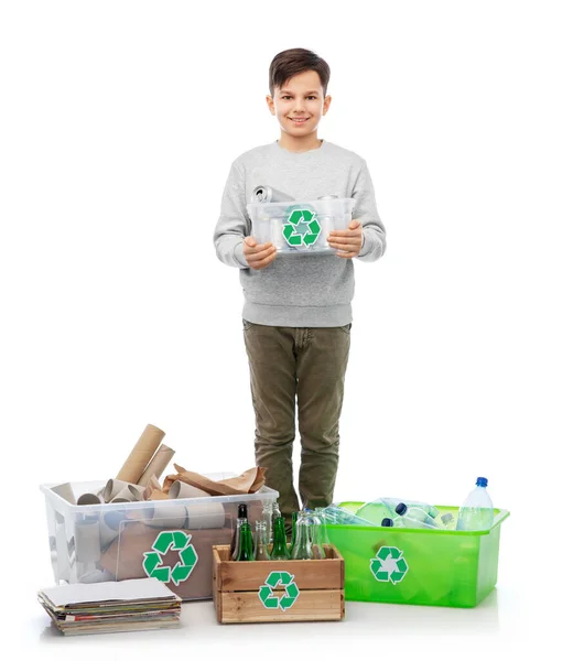 Lächelnder Junge, der Papier, Metall und Plastikmüll sortiert — Stockfoto