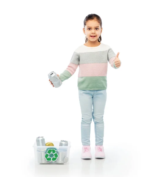 Девушка сортирует металлические отходы и показывает большие пальцы вверх — стоковое фото