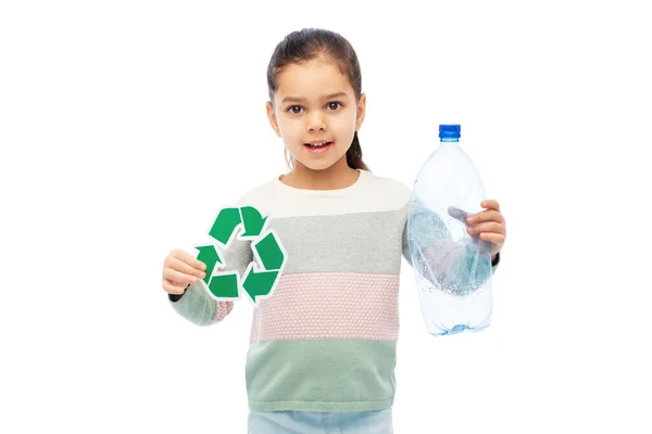 Menina com sinal de reciclagem verde e garrafa de plástico — Fotografia de Stock