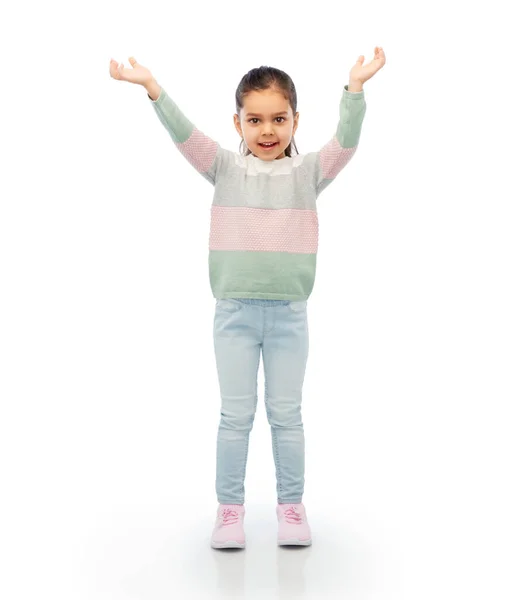 Счастливая девушка с поднятыми руками на белом фоне — стоковое фото