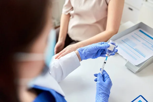 Médico fêmea com doente vacinado com seringa — Fotografia de Stock