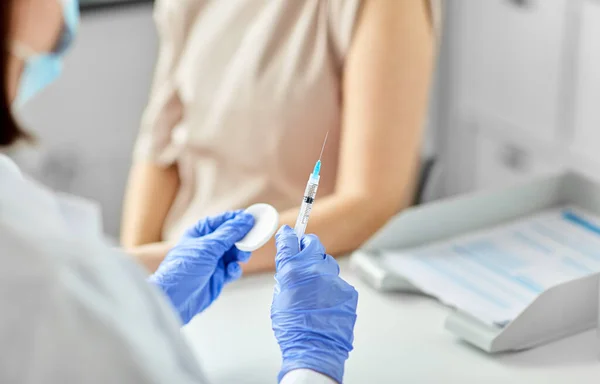 Médico fêmea com doente vacinado com seringa — Fotografia de Stock