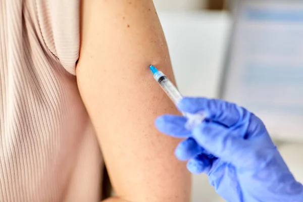 Primer plano de la mano con la jeringa vacunando al paciente — Foto de Stock