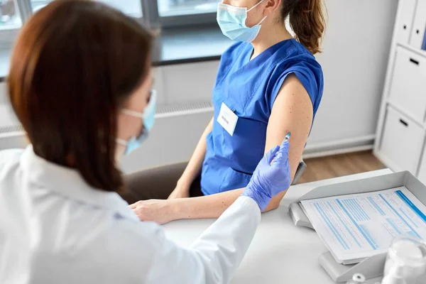 Médico com seringa vacinadora médico assistente — Fotografia de Stock