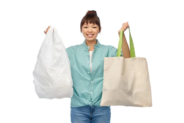 Mujer con bolsa de plástico y reutilizable — Foto de Stock