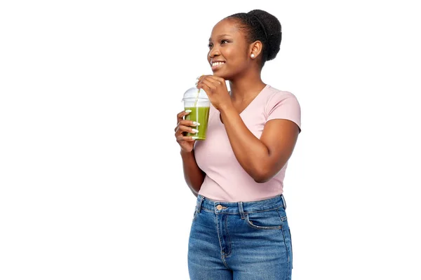 Felice donna africana americana che beve succo verde — Foto Stock