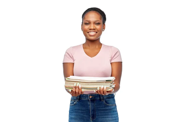 Usmívající se africká americká žena třídění papírového odpadu — Stock fotografie