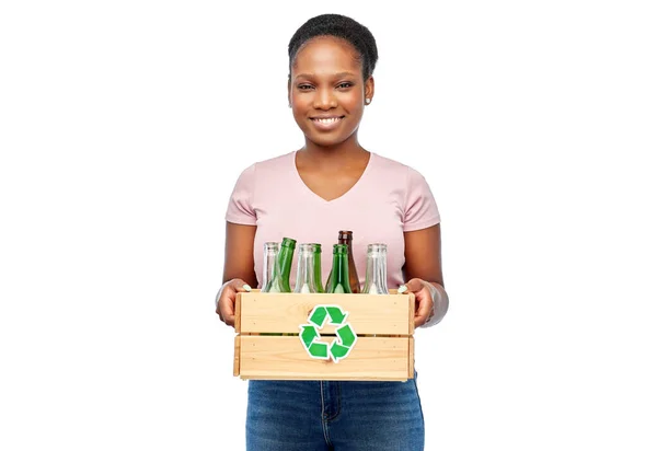 Heureuse femme afro-américaine tri des déchets de verre — Photo