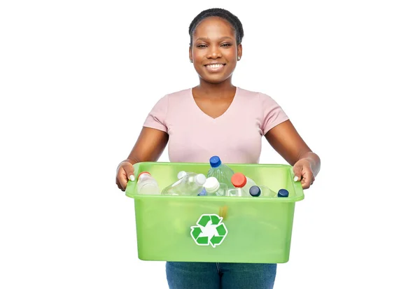 Lächelnde junge Asiatin beim Sortieren von Plastikmüll — Stockfoto