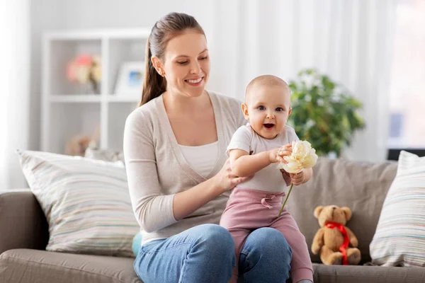 Glad leende mor med liten bebis hemma — Stockfoto