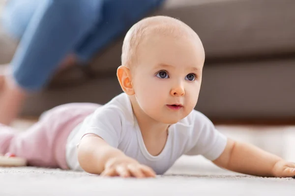 Little baby girl crawling on floor at home — Stock Photo, Image