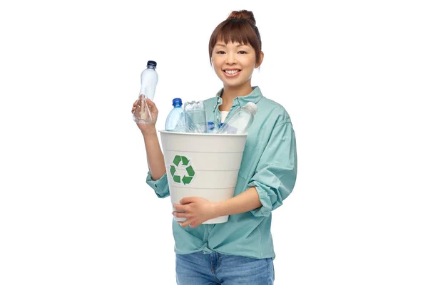 Sourire jeune asiatique femme tri plastique déchets — Photo