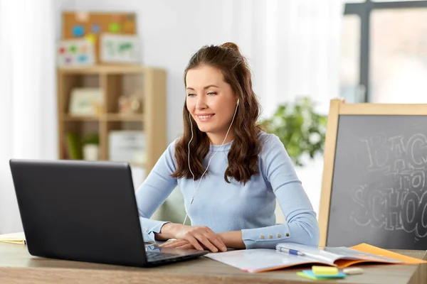 Leraar met laptop met online klasse thuis — Stockfoto