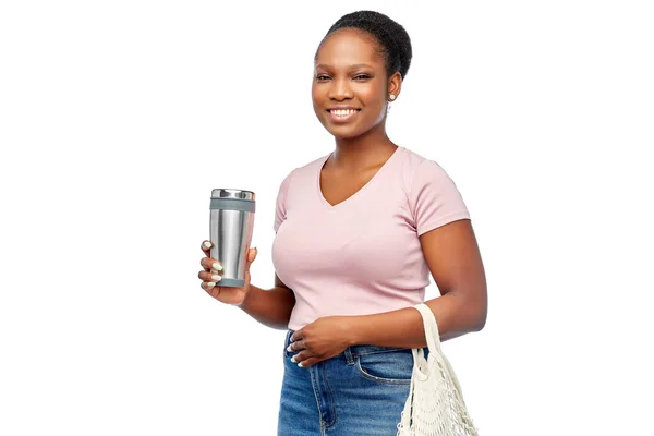 Mujer con vaso y comida en bolsa de hilo — Foto de Stock