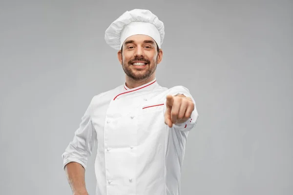 Glücklich lächelnder männlicher Koch in Haube zeigt auf dich — Stockfoto