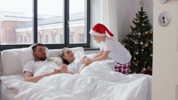 Menino feliz acordar seus pais na manhã de Natal — Vídeo de Stock