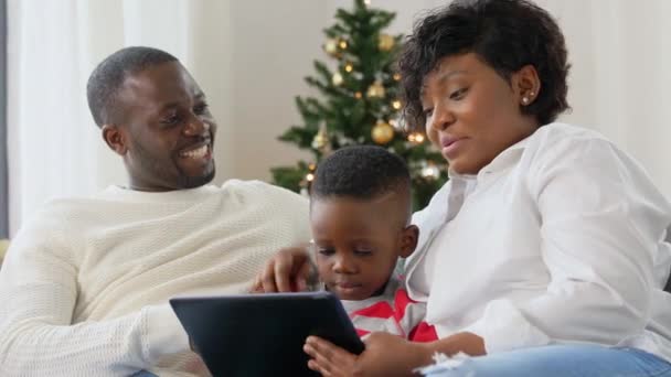 Afrikaanse familie met tablet pc op kerstmis — Stockvideo