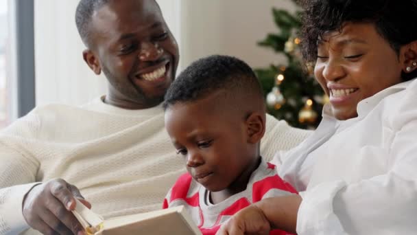 Livro de leitura da família africana sobre o Natal em casa — Vídeo de Stock
