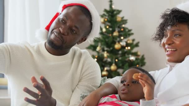 Gelukkig afrikaanse familie spelen met speelgoed op kerst — Stockvideo