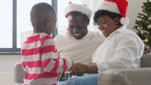 Αφρικανική οικογένεια άνοιγμα χριστουγεννιάτικο δώρο στο σπίτι — Αρχείο Βίντεο