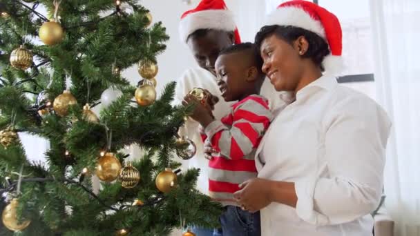 Feliz árbol de Navidad de la decoración de la familia en casa — Vídeos de Stock