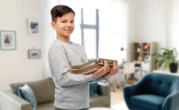 Lachende jongen met tijdschriften die papierafval sorteren — Stockfoto