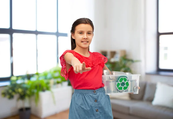 Sorrindo menina triagem de resíduos metálicos em casa — Fotografia de Stock