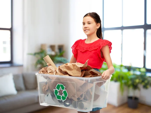 Lächelndes Mädchen beim Sortieren von Papiermüll zu Hause — Stockfoto