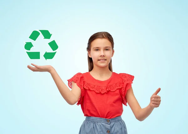 Дівчина показує великі пальці вгору і тримає знак переробки — стокове фото