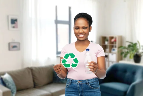 Frau mit Recyclingschild und Plastikflasche — Stockfoto