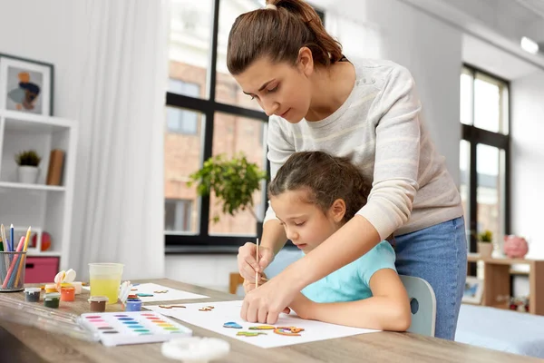 Matka s malou dcerou kreslit doma — Stock fotografie