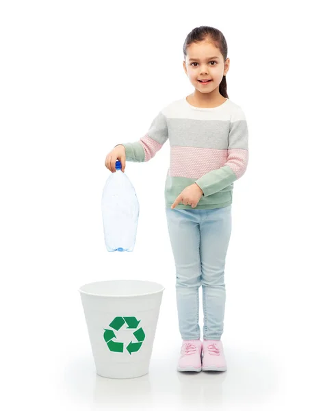 Mädchen wirft Plastikflasche in Mülleimer — Stockfoto