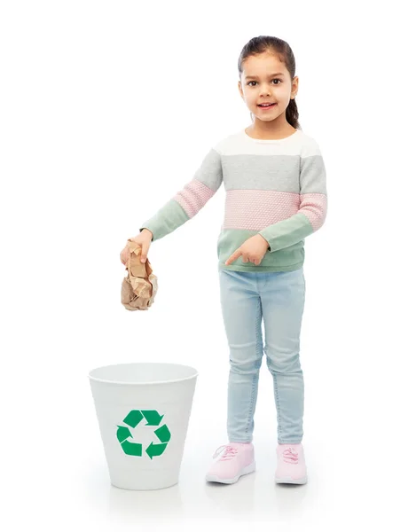 Дівчина кидає паперові відходи в смітник — стокове фото