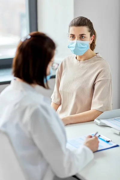 Medico con blocco appunti e paziente in ospedale — Foto Stock