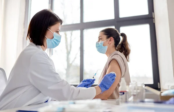 Ärztin mit Spritze impft Patientin — Stockfoto