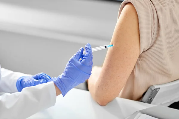 Medico donna con siringa paziente vaccinante — Foto Stock