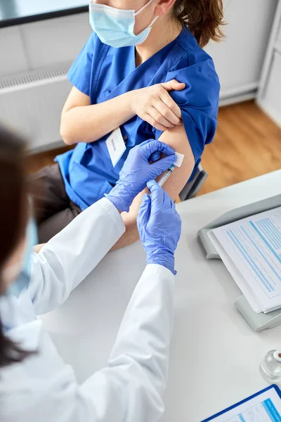 Médico com seringa vacinadora médico assistente — Fotografia de Stock